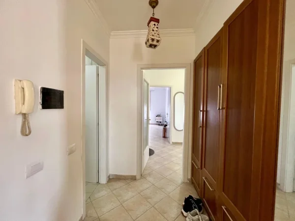 Tirane, jepet me qera apartament 2+1+Ballkon , 140 m² 800 € (Rruga e Barrikadave)