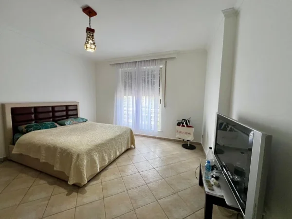Tirane, jepet me qera apartament 2+1+Ballkon , 140 m² 800 € (Rruga e Barrikadave)
