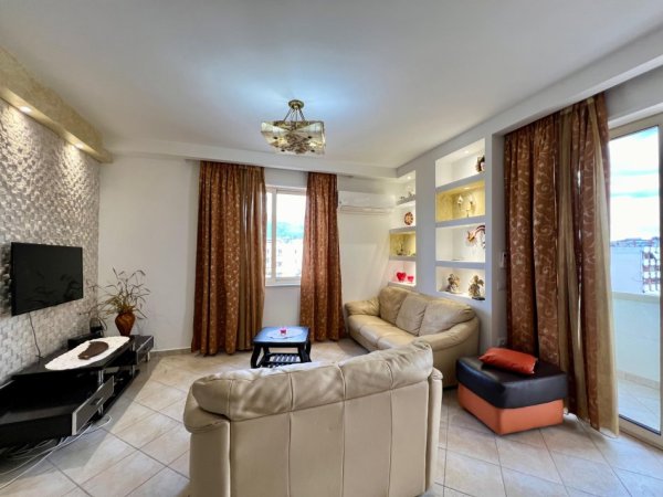 Tirane, jepet me qera apartament 2+1+Ballkon , 140 m² 800 € (Rruga e Barrikadave)