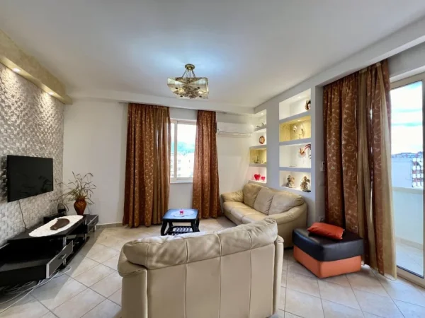 Tirane, jepet me qera apartament 2+1+Ballkon , 140 m² 800 € (Rruga e Barrikadave)