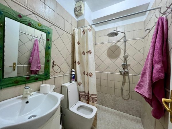 Tirane, jepet me qera apartament 2+1+Ballkon , 140 m² 800 € (Rruga e Barrikadave)