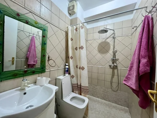 Tirane, jepet me qera apartament 2+1+Ballkon , 140 m² 800 € (Rruga e Barrikadave)
