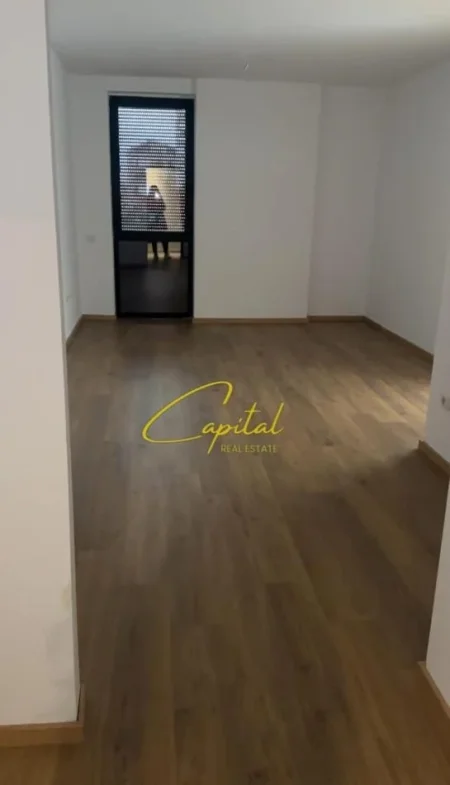 Tirane, jepet me qera zyre Kati 1, 60 m² 550 € (PAZARI I RI)