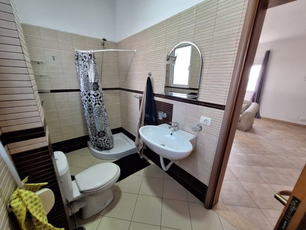 Tirane, jepet me qera apartament 1+1+Aneks+Ballkon Kati 4, 85 m² 350 € 