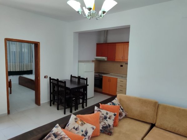 Tirane, jap me qera shtepi 1+1+Aneks+Ballkon Kati 2, 75 m² 350 € (Rruga Hysni Gerbolli)