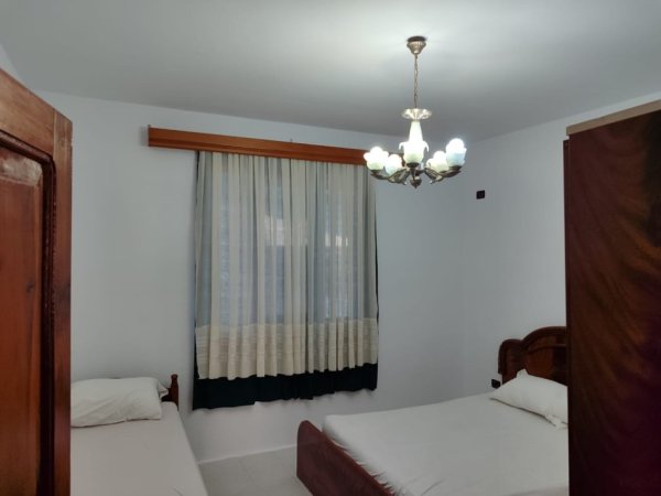 Tirane, jap me qera shtepi 1+1+Aneks+Ballkon Kati 2, 75 m² 350 € (Rruga Hysni Gerbolli)