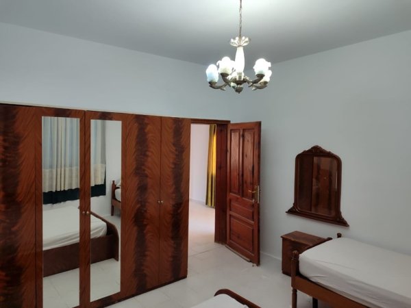Tirane, jap me qera shtepi 1+1+Aneks+Ballkon Kati 2, 75 m² 350 € (Rruga Hysni Gerbolli)