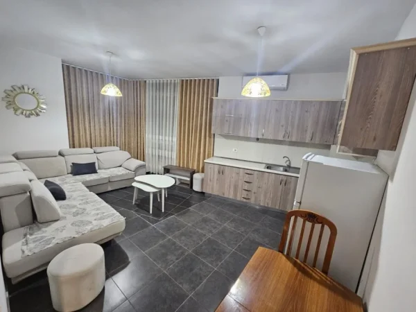 Tirane, jepet me qera apartament 2+1 Kati 3, 450 € (astir)