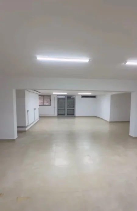 Tirane, jepet me qera magazine Kati -1, 300 m² 1.300 € (YZBERISHT)