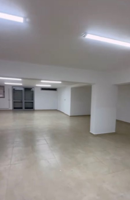 Tirane, jepet me qera magazine Kati -1, 300 m² 1.300 € (YZBERISHT)