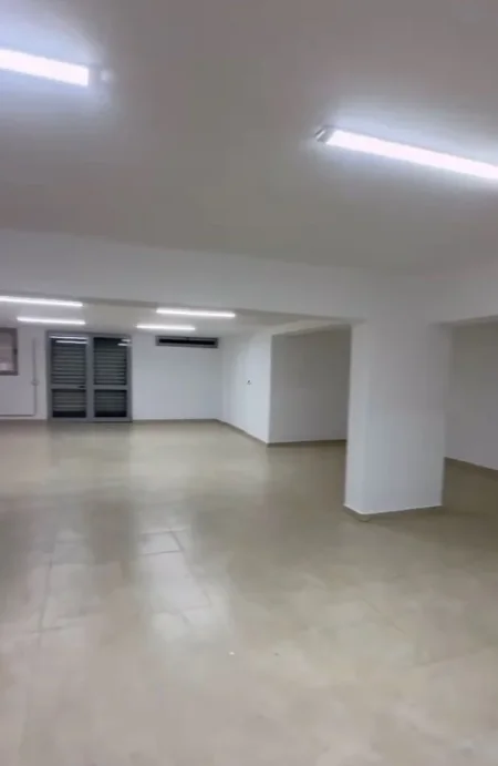 Tirane, jepet me qera magazine Kati -1, 300 m² 1.300 € (YZBERISHT)