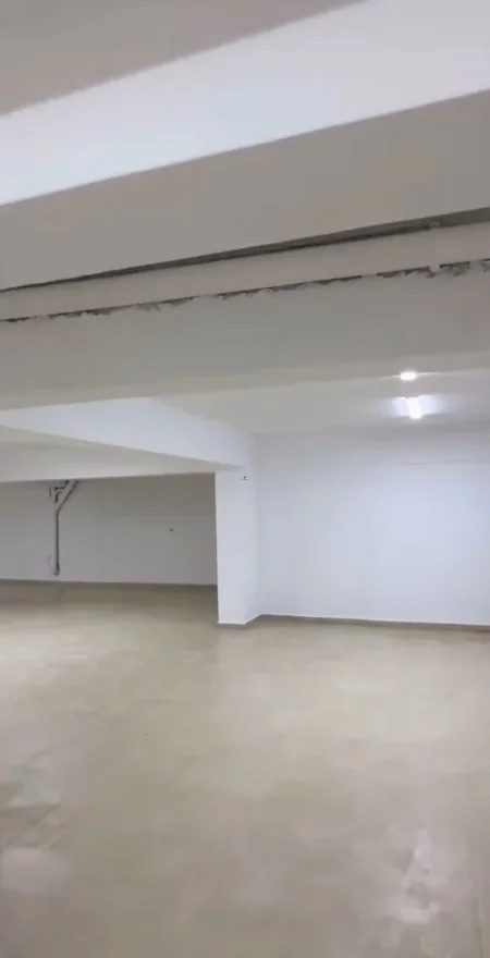 Tirane, jepet me qera magazine Kati -1, 300 m² 1.300 € (YZBERISHT)