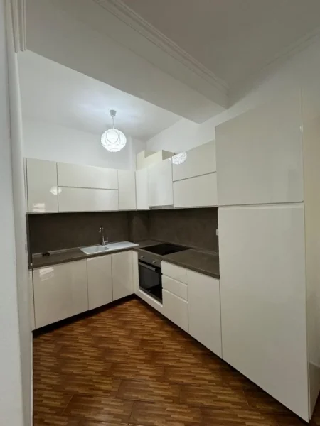 Tirane, jepet me qera apartament 1+1 Kati 4,