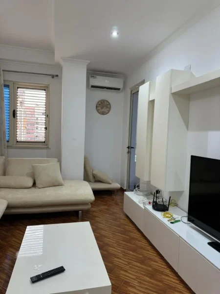 Tirane, jepet me qera apartament 1+1 Kati 4,