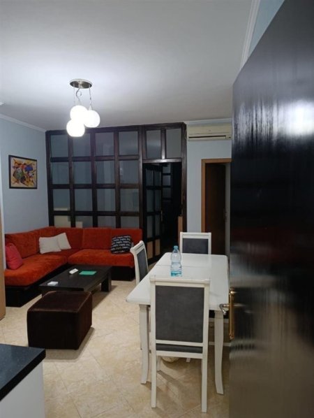 Tirane, jepet me qera apartament 2+1 Kati 4, 85 m² 400 € (YZBERISHT)