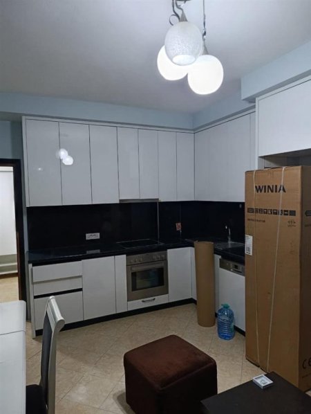 Tirane, jepet me qera apartament 2+1 Kati 4, 85 m² 400 € (YZBERISHT)