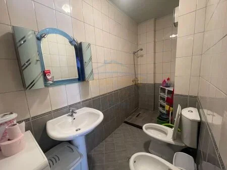 Tirane, jepet me qera apartament 1+1 Kati 4, 70 m² 500 € (Liqeni i thate)
