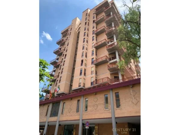 Tirane, jepet me qera zyre Kati 1, 70 m² 1.200 € (Qender)