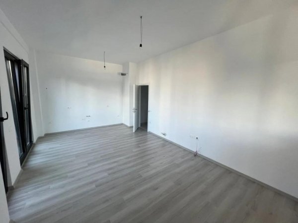 Tirane, jepet me qera zyre Kati 4, 75 m² 700 € (RRUGA E KAVAJES)