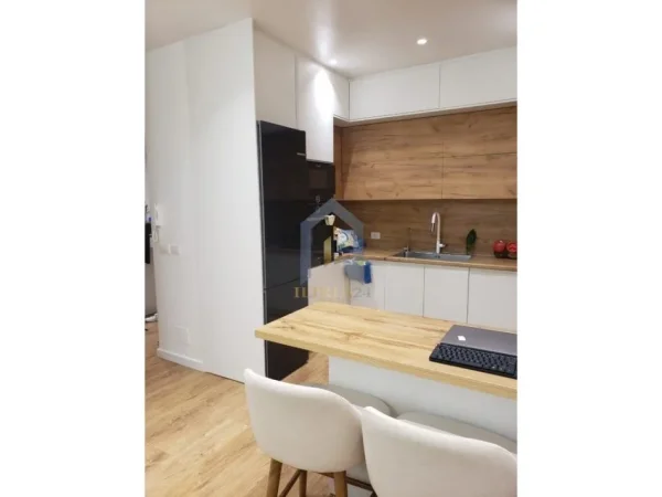 Tirane, shes apartament 2+1+Ballkon Kati 1, 114 m²