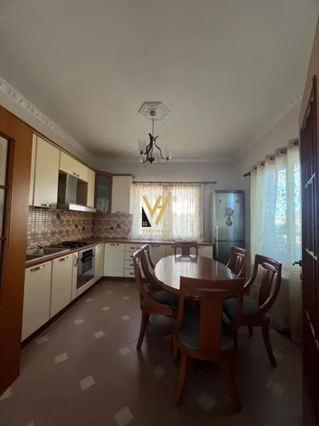 Tirane, jepet me qera Vile 2 Katshe Kati 0, 252 m² 1.200 € (SELITE)