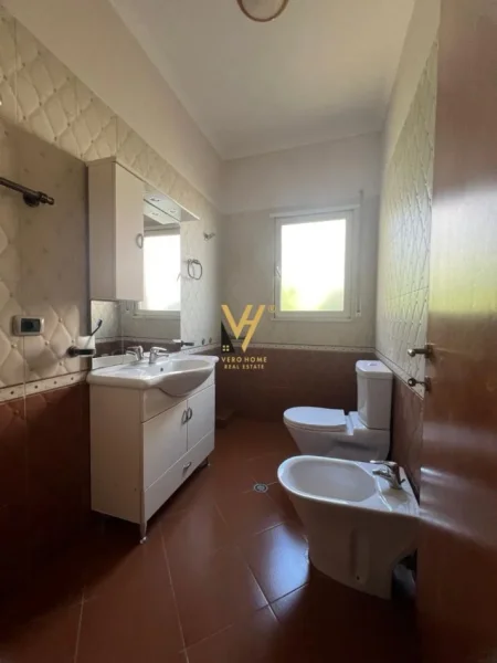 Tirane, jepet me qera Vile 2 Katshe Kati 0, 252 m² 1.200 € (SELITE)