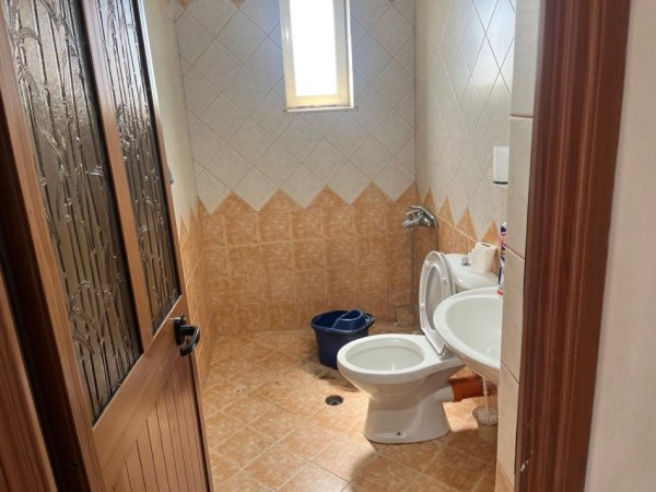 Tirane, jepet me qera Banesë 2+1+Ballkon, Vilë, Kati 3, 90 m² 500 € (Rruga Dibrës/Spitali Amerikan 2)