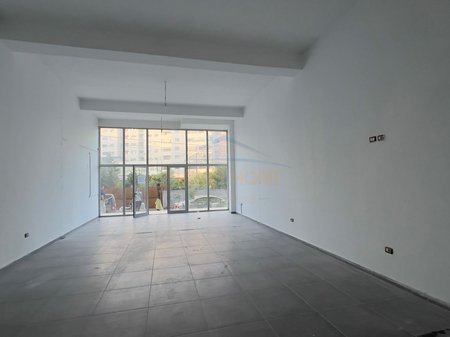 Tirane, jepet me qera ambjent biznesi Kati 0, 80 m² 500 € 