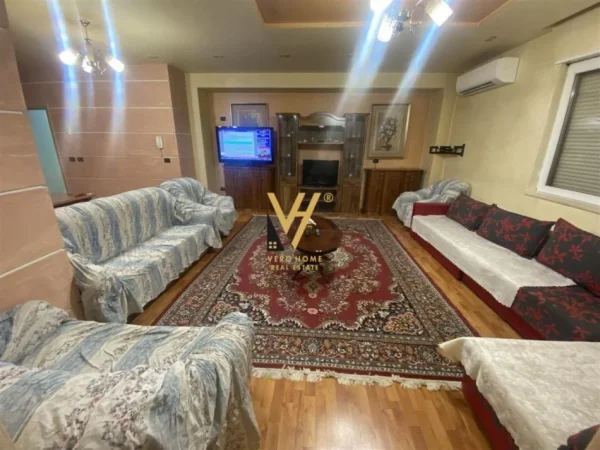 Tirane, jepet me qera apartament 3+1+Ballkon Kati 12, 170 m² 800 € (BRRYLI)