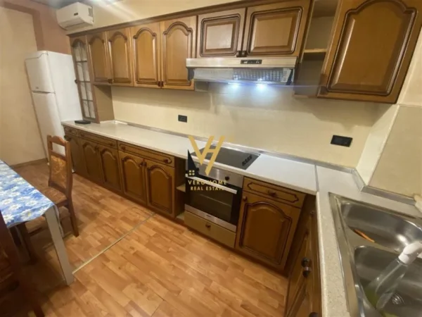 Tirane, jepet me qera apartament 3+1+Ballkon Kati 12, 170 m² 800 € (BRRYLI)