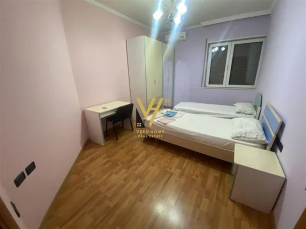 Tirane, jepet me qera apartament 3+1+Ballkon Kati 12, 170 m² 800 € (BRRYLI)