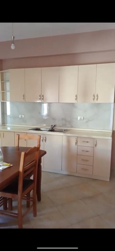 Tirane, jepet me qera 1+1 Kati 3, 60 m² 350 € 