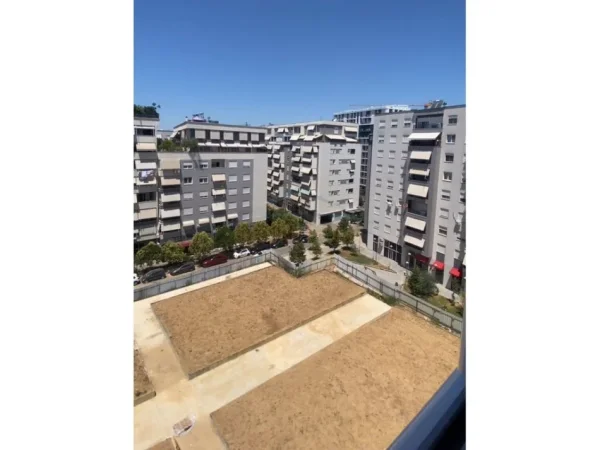 Shitet, Apartament 3+1+2, Komuna e Parisit "Kika 3"