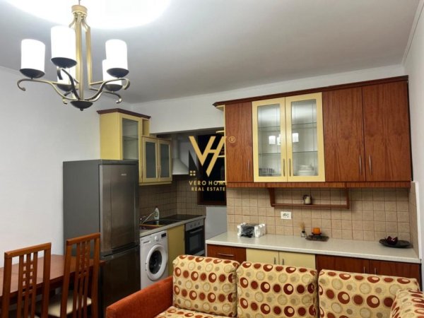 Tirane, jepet me qera apartament 2+1+Ballkon Kati 5, 105 m² 500 € (DELIJORGJI)