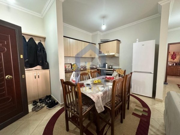 Tirane, shes 2+1+Ballkon Kati 5, 92 m² 
