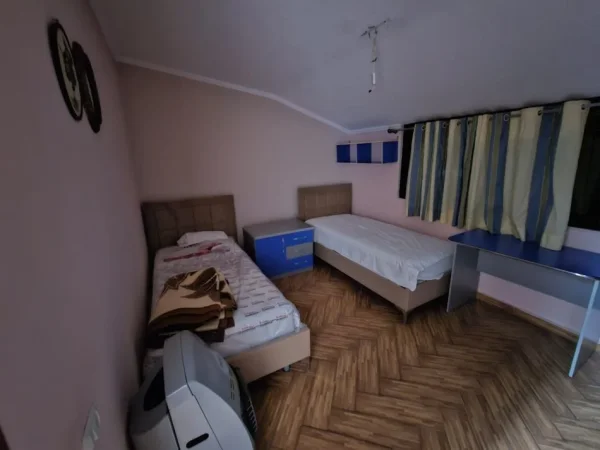 Tirane, jepet me qera apartament 2+1 Kati 3, 3 m² 550 € (Tregu Elektrik)
