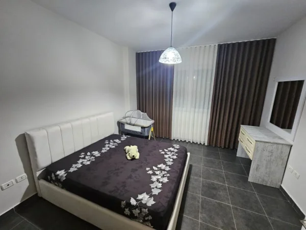 Tirane, jepet me qera apartament 2+1 Kati 3, 84 m² 450 € 