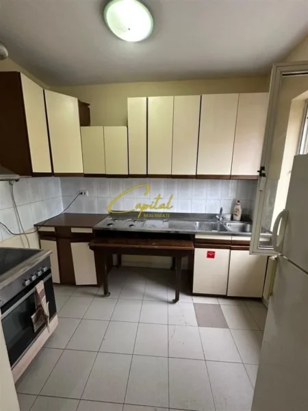 Tirane, jepet me qera apartament 2+1 Kati 4, 500 m² 500 € (BULEVARDI ZOGU I)