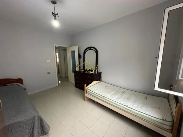 Tirane, jepet me qera apartament 2+1 Kati 4, 500 m² 500 € (BULEVARDI ZOGU I)