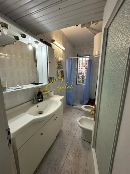 Tirane, jepet me qera apartament 2+1 Kati 4, 500 m² 500 € (BULEVARDI ZOGU I)