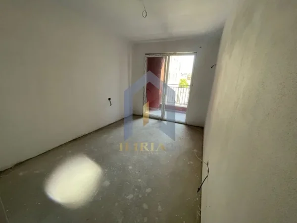 Tirane, shes apartament 1+1 Kati 1, 73 m²