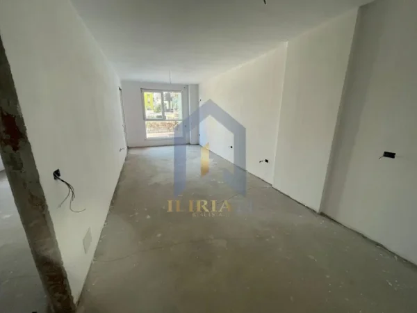 Tirane, shes apartament 1+1 Kati 1, 73 m²