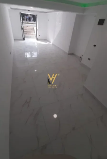 Tirane, shitet dyqan Kati 0, 40 m² 180.000 € (KOMUNA PARISIT)