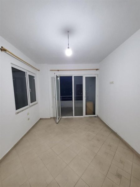 Tirane, jepet me qera apartament 2+1+Ballkon Kati 4, 85 m² 300 € (FRESKU)