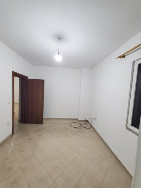 Tirane, jepet me qera apartament 2+1+Ballkon Kati 4, 85 m² 300 € (FRESKU)