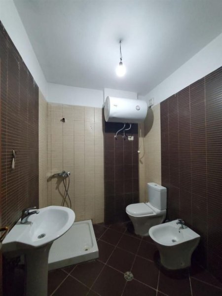 Tirane, jepet me qera apartament 2+1+Ballkon Kati 4, 85 m² 300 € (FRESKU)