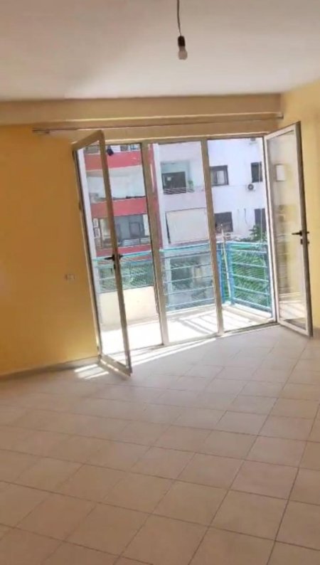 Tirane, jepet me qera apartament 2+1 Kati 4, 96 m² 350 € 