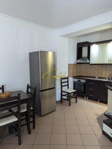 Tirane, jepet me qera apartament 2+1 Kati 2, 120 m² 720 € (LIQENI ARTIFICIAL)