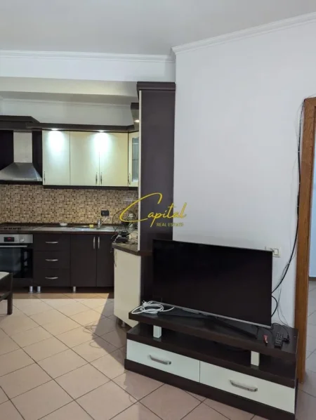 Tirane, jepet me qera apartament 2+1 Kati 2, 120 m² 720 € (LIQENI ARTIFICIAL)