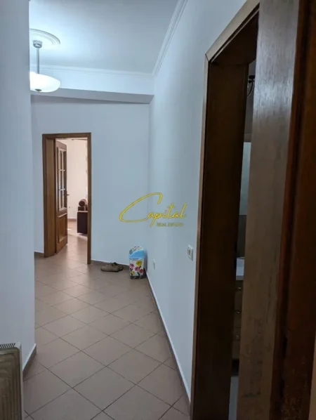 Tirane, jepet me qera apartament 2+1 Kati 2, 120 m² 720 € (LIQENI ARTIFICIAL)